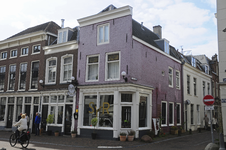 903538 Gezicht op de panden Lange Nieuwstraat 69 en 71 (Restaurant Syr) te Utrecht, met rechts de ingang van de Korte ...